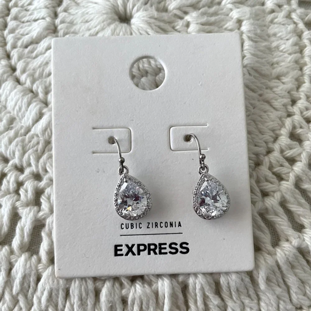 🌺 SOLD 🌺 NWT Silver Faux Diamond Earrings - Picture 1 of 7